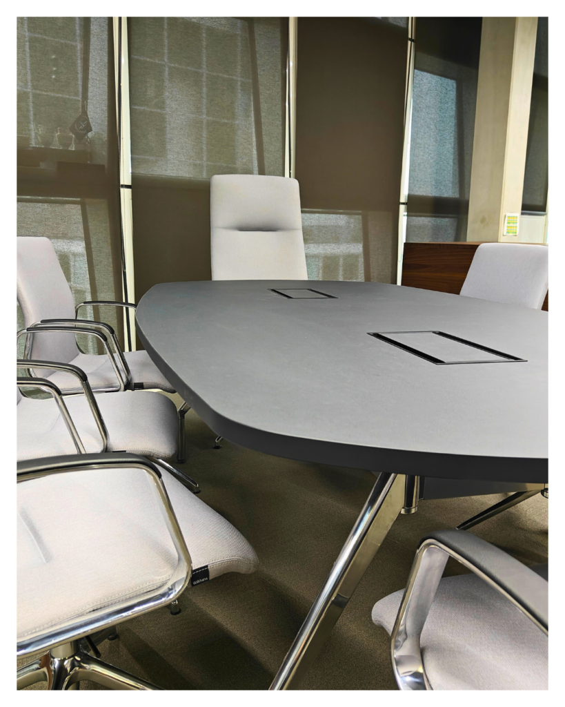 Tafel met blad van linoleum en onderstel van chroom