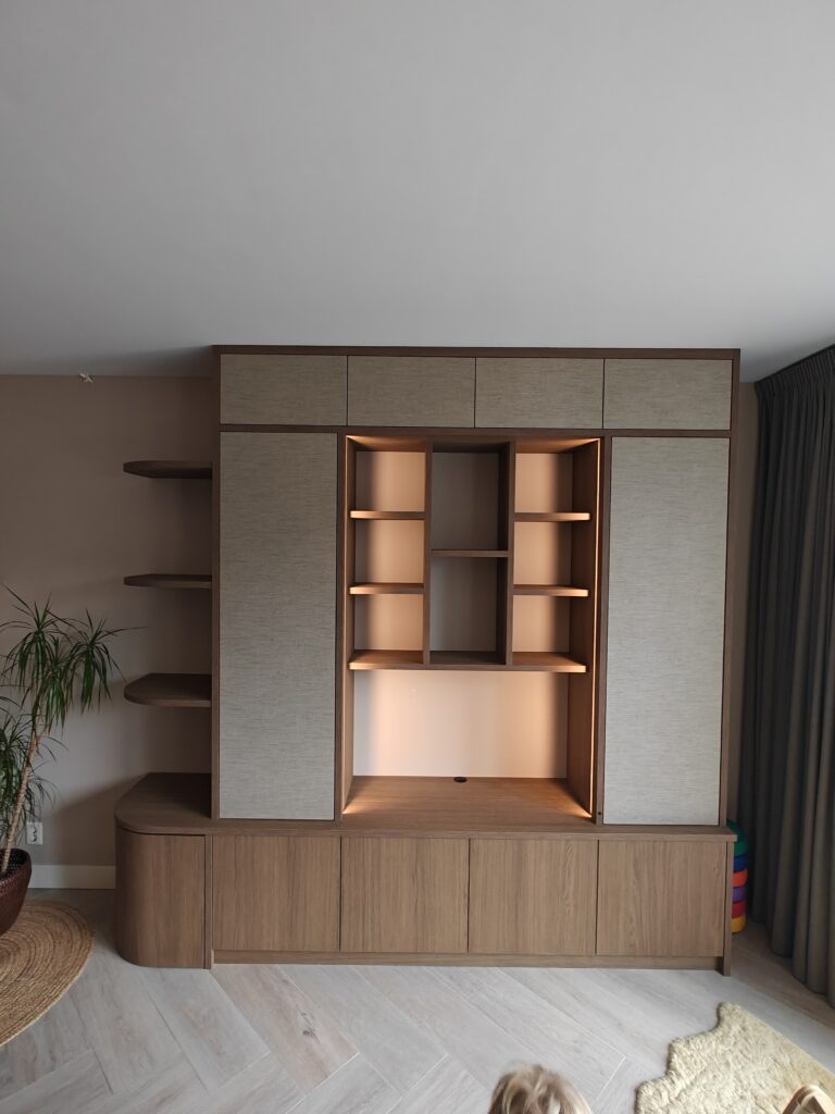 Wandmeubel met kinderbureau en verrijdbaar zitje